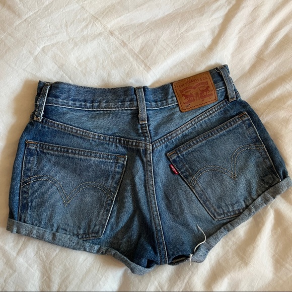 LEVIS Jean Shorts - Picture 2 of 2